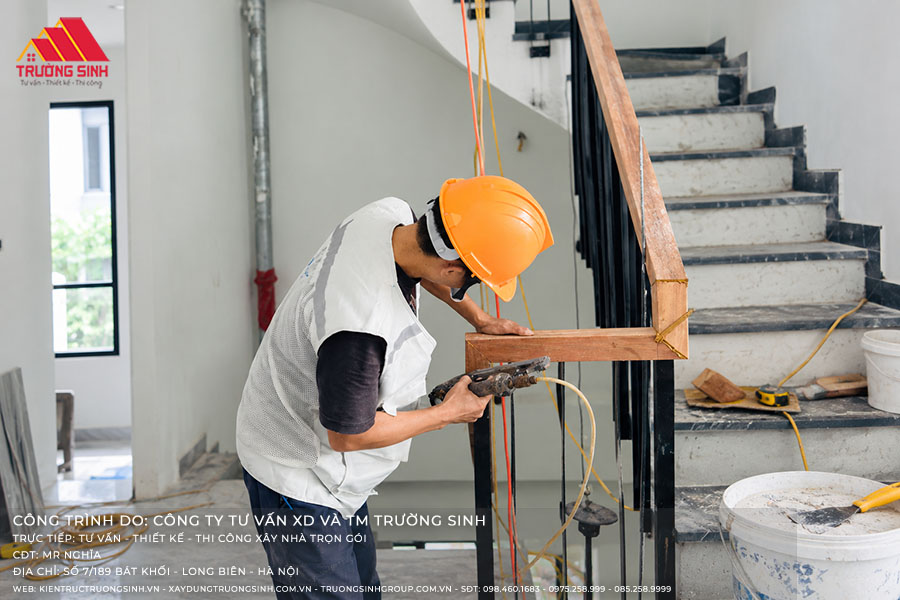 Cố định tay vịn chắc chắn vào lan can